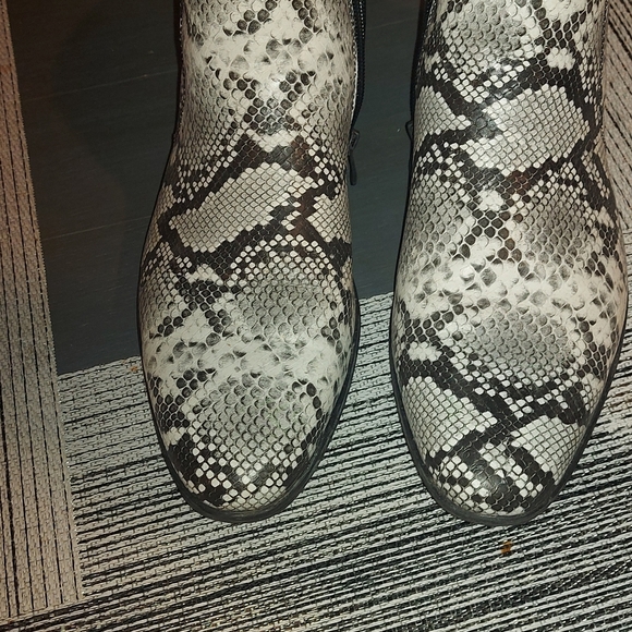 Snake skin dress boots - Picture 4 of 5